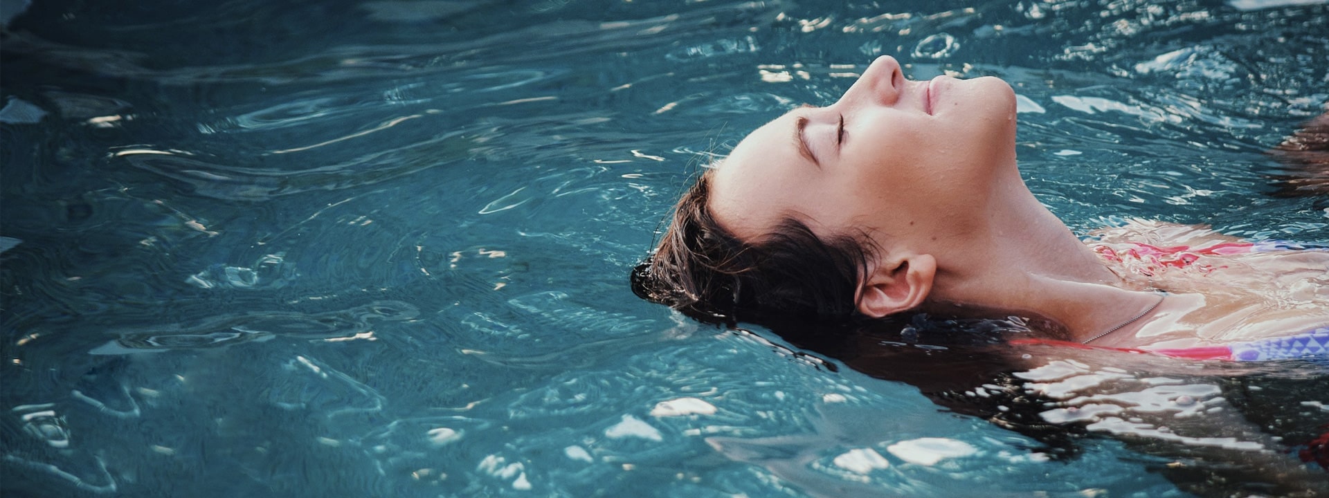 femme-nage-sur-le-dos-dans-une-piscine