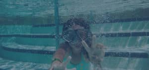 enfant-dans-eau-piscine-avec-masque