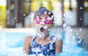 enfant-sortant-la-tete-de-l-eau-de-la-piscine